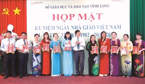 Mới đây, cô Vinh Thị Cẩm Vân đã vinh dự được Sở Giáo dục và Đào tạo tỉnh Vĩnh Long trao tặng danh hiệu "Viên phấn vàng