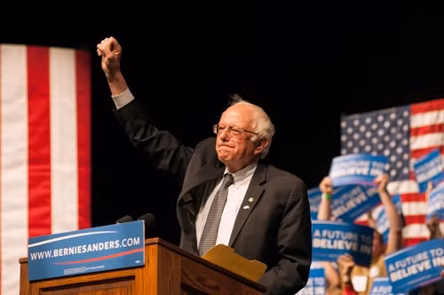 Ứng cử viên Bernie Sanders phát biểu trong một chiến dịch vận động tranh cử ở Laramie, Wyoming, Mỹ ngày 5/4. AFP/TTXVN