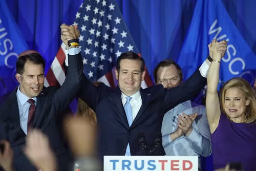 : Ứng cử viên Ted Cruz (giữa) mừng chiến thắng sau khi kết quả bầu cử sơ bộ tại Winconsin được công bố ngày 5/4. AFP/TTXVN