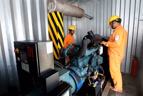 Công nhân Công ty Điện lực Quảng Ngãi vận hành các tổ máy diesel phát điện trên đảo Bé, gồm 2 tổ máy diesel phát điện, công suất 2x110 kVA.