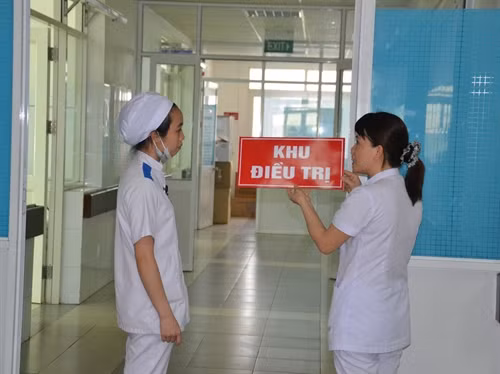 Các bác sỹ tại Khoa Y học nhiệt đới - Bệnh viện Đà Nẵng chuẩn bị công tác tiếp nhận bệnh nhân nhiễm vi rút Zika nếu có. Ảnh: Đinh Văn Nhiều - TTXVN