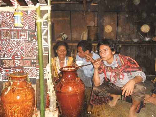 Dân làng uống rượu cần, ăn thịt, múa cồng chiêng mừng Tết máng nước
