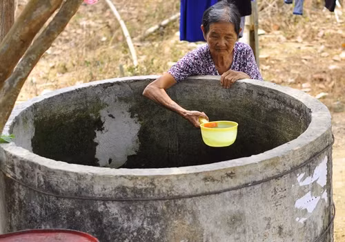 Gia đình bà Trần Thị Dần (xã La Ngà) phải chắt chiu từng tí nước để sử dụng.