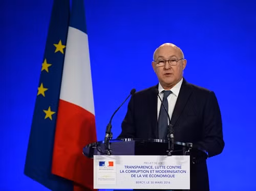 Trong ảnh (tư liệu): Bộ trưởng Tài chính Pháp Michel Sapin phát biểu tại thủ đô Paris ngày 30/3. AFP/TTXVN