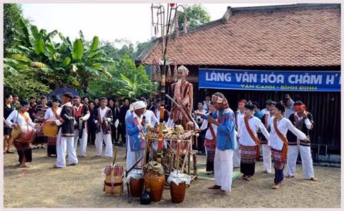 Chủ lễ đăng đàn làm lễ, dưới đài cúng là các già làng khác giúp việc. Sau khi khấn xong, già làng sẽ tung đồng xu xin keo lên, nếu đồng xu xin keo có hai mặt âm dương khác nhau là Yàng và các vị thần đã đồng ý. Ảnh: Thanh Hà