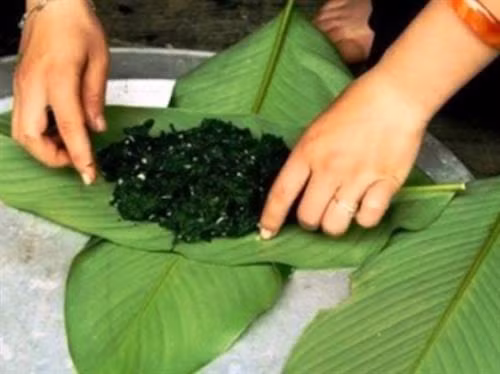 Có thể nói đây là món ăn cực kỳ độc đáo của người dân Lai Châu. Nó đã trở thành một món ăn truyền thống và không thể nào thiếu trên mâm cổ hứa hôn của các đôi trai gái. Rêu đá có thể chế biến thành nhiều món ngon khác nhau như là canh rêu, nộm rêu, rêu xào lá tỏi. Cầu kì hơn một chút chính là món rêu nướng ngon trứ danh. Rêu nướng có mùi thơm đặc biệt và cực kỳ tốt cho sức khỏe.