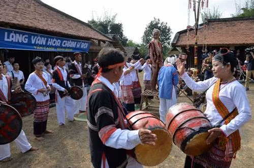 Gõ trống K’toang, nổi cồng chiêng tạo âm thanh của sấm chớp. Ảnh: Minh Tiến