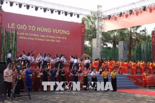 Tiết mục hòa tấu nhạc cụ dân tộc và sân khấu hóa tại lễ Giỗ tổ Hùng Vương năm 2018. Ảnh: Thế Anh-TTXVN