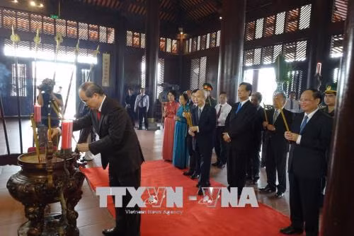Các đồng chí lãnh đạo, nguyên lãnh đạo Trung ương và Thành phố Hồ Chí Minh dâng hương tại Lễ Giỗ tổ Hùng Vương năm 2018. Ảnh: Thế Anh-TTXVN