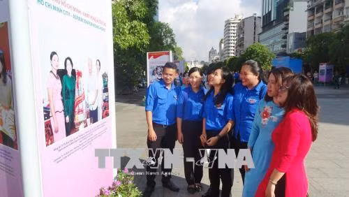Khách tham quan Triển lãm. Ảnh: Gia Thuận – TTXVN