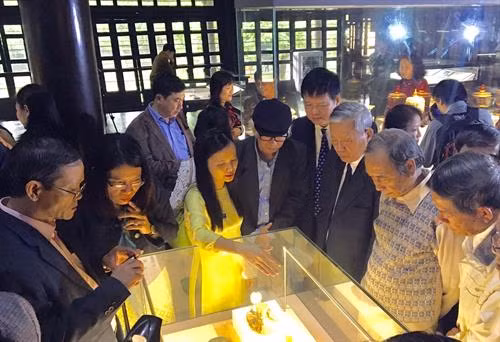 Công chúng và du khách xem triển lãm. Ảnh: Quốc Việt - TTXVN