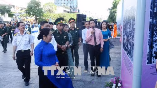 Khách tham quan Triển lãm. Ảnh: Gia Thuận – TTXVN