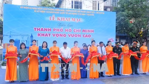 Cắt băng khai mạc Triển lãm. Ảnh: Gia Thuận - TTXVN