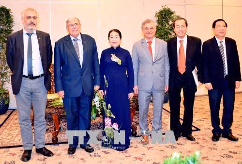 Phó Bí thư Thành ủy Thành phố Hồ Chí Minh Võ Thị Dung với Ông Jean Charles Negre, Ủy viên Bộ Chính trị Đảng Cộng sản Pháp cùng các thành viên trong Đoàn. Ảnh: Xuân Khu