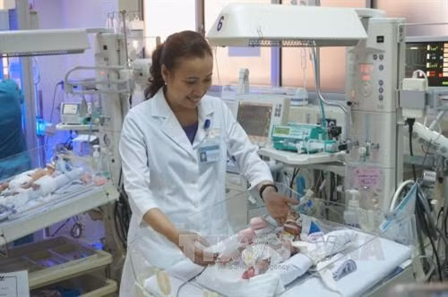 Bác sĩ Phạm Thị Thanh Tâm, Trưởng khoa Hồi sức Sơ sinh Bệnh viện Nhi đồng 1, Thành phố Hồ Chí Minh thăm khám bệnh nhi sau phẫu thuật. Ảnh: Phương Vy-TTXVN.