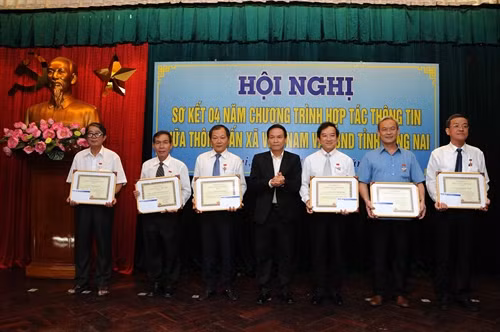 Đồng chí Nguyễn Đức Lợi, Ủy viên Trung ương Đảng, Tổng Giám đốc TTXVN trao kỷ niệm chương "Vì sự nghiệp Thông tấn" cho các đồng chí lãnh đạo tỉnh Đồng Nai. Ảnh An Hiếu - TTXVN