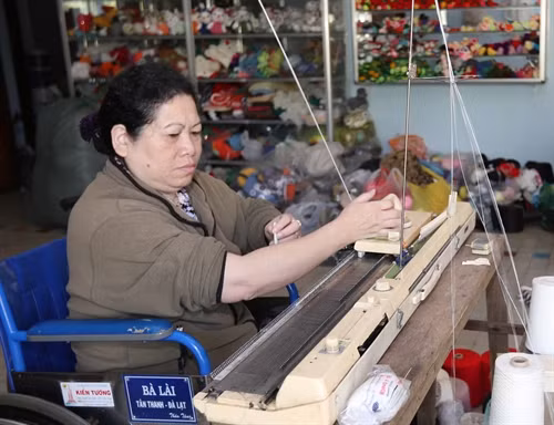 Chị Vũ Thị Kim Hòa đang dệt len
