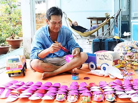 Làm đồ chơi dân gian trẻ em tại nhà anh Nguyễn Văn Truyền.