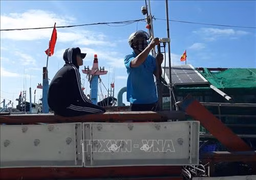 Lắp đặt thiết bị giám sát hành trình trên tàu cá của ngư dân xã Cà Ná ( Thuận Nam, Ninh Thuận). Ảnh: Nguyễn Thành – TTXVN