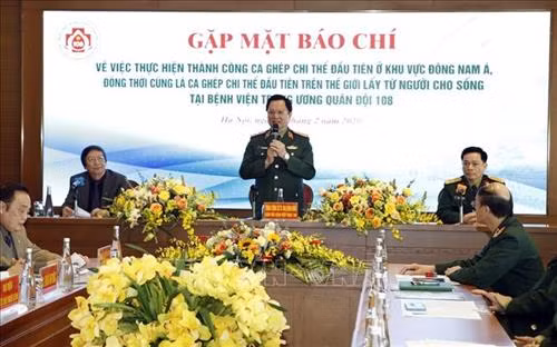 Trung tướng, GS,TS, Thầy thuốc nhân dân Mai Hồng Bàng, Giám đốc Bệnh viện Trung ương Quân đội 108 công bố thành công ca ghép chi thể đầu tiên ở khu vực Đông Nam Á và trên thế giới, sáng 24/2/2020. Ảnh: Dương Ngọc – TTXVN