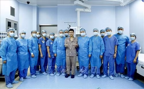Bệnh nhân được ghép “cẳng tay và bàn tay mới” với các y, bác sĩ của Bệnh viện Trung ương Quân đội 108. Ảnh: TTXVN phát