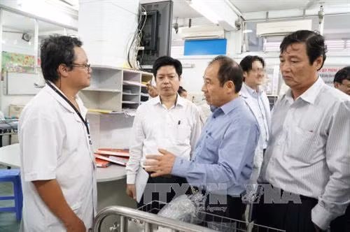 Đoàn công tác Cục Y tế dự phòng – Bộ Y tế thăm Khoa bệnh Thần kinh – Nhiễm và Khoa Sốt xuất huyết của Bệnh viện Nhi đồng 1 Thành phố Hồ Chí Minh. Ảnh: Phương Vy-TTXVN.