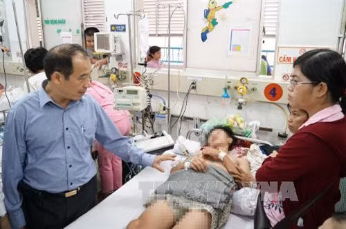 Đoàn công tác Cục Y tế dự phòng – Bộ Y tế thăm Khoa bệnh Thần kinh – Nhiễm và Khoa Sốt xuất huyết của Bệnh viện Nhi đồng 1 Thành phố Hồ Chí Minh. Ảnh: Phương Vy-TTXVN.