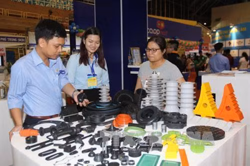 Đông đảo khách tham quan Hội chợ triển lãm “Tôn vinh hàng Việt”- năm 2017. Ảnh: Thanh Vũ-TTXVN