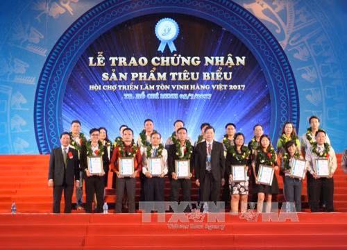 Ban tổ chức trao giải thưởng cho 32 sản phẩm của 21 doanh nghiệp đạt danh hiệu “Sản phẩm tiêu biểu” trong hội chợ. Ảnh: Thanh Vũ-TTXVN