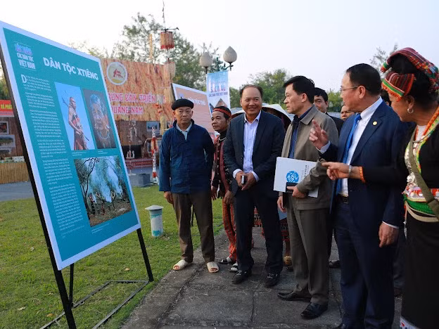 Khai mạc triển lãm ảnh "Sắc màu các dân tộc Việt Nam" ảnh 2 Khai mạc triển lãm ảnh "Sắc màu các dân tộc Việt Nam" ảnh 2