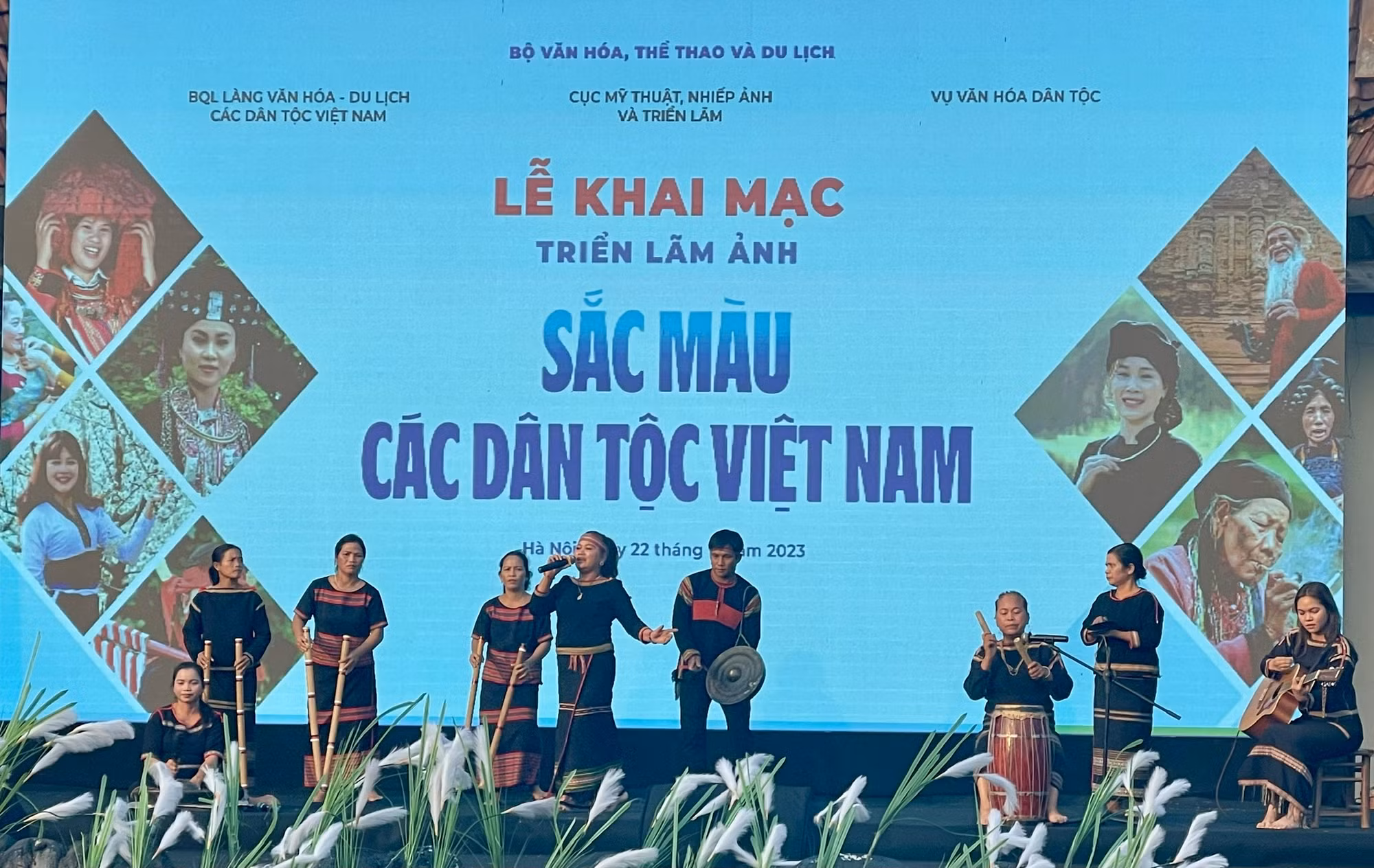 Khai mạc triển lãm ảnh "Sắc màu các dân tộc Việt Nam" ảnh 4