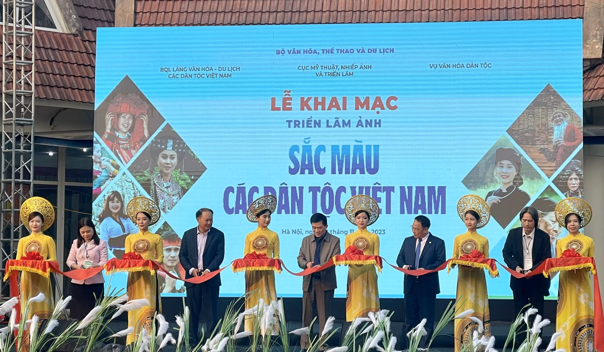 Khai mạc triển lãm ảnh "Sắc màu các dân tộc Việt Nam" ảnh 1 Khai mạc triển lãm ảnh "Sắc màu các dân tộc Việt Nam" ảnh 1