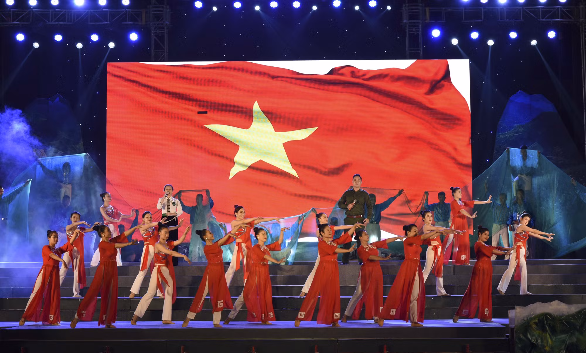 “Bản hùng ca Điện Biên” - Chương trình nghệ thuật chào mừng kỷ niệm 69 năm Chiến thắng Điện Biên Phủ ảnh 4