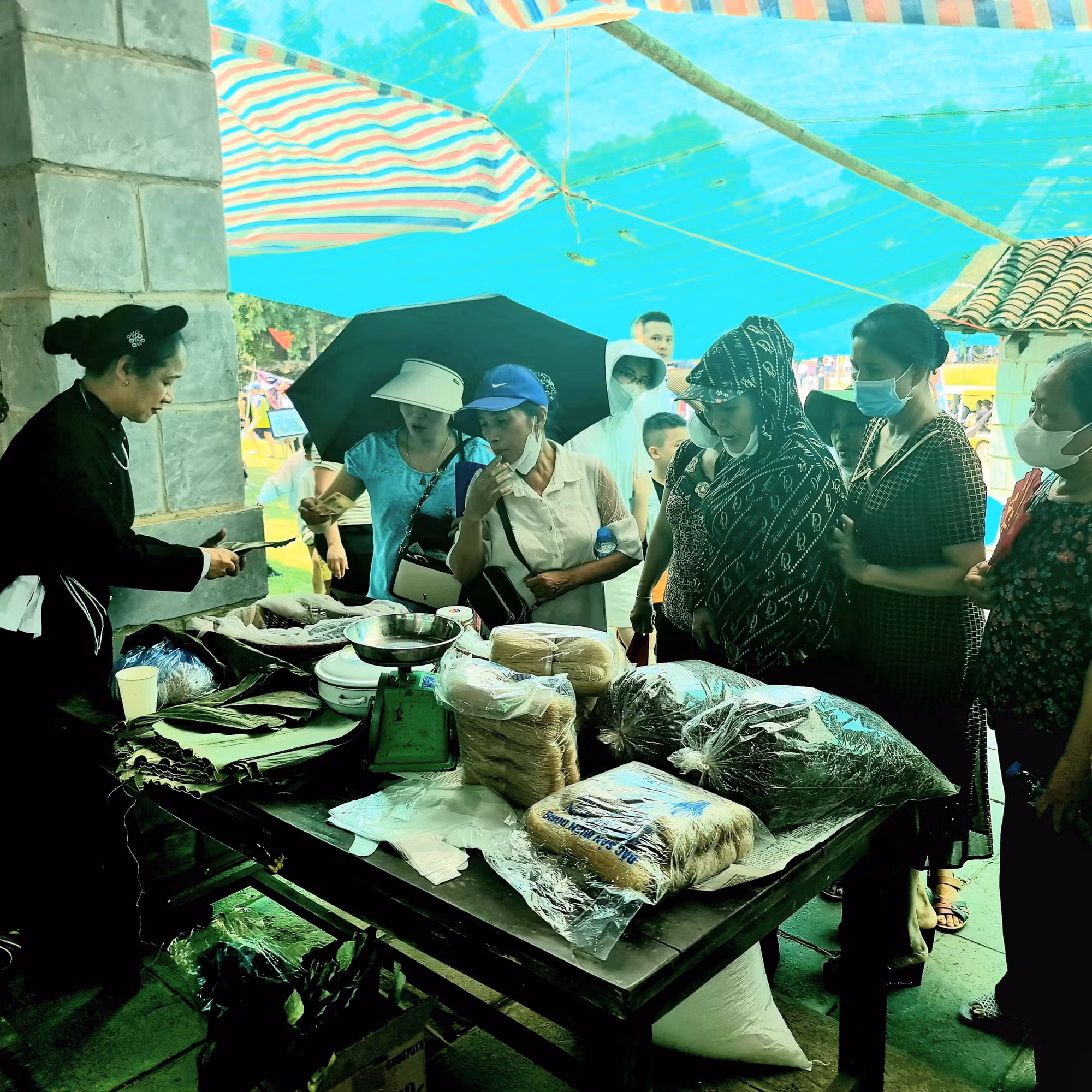 Nhộn nhịp Phiên chợ vùng cao “vui Tết độc lập” tại Làng Văn hóa - Du lịch các dân tộc Việt Nam ảnh 7