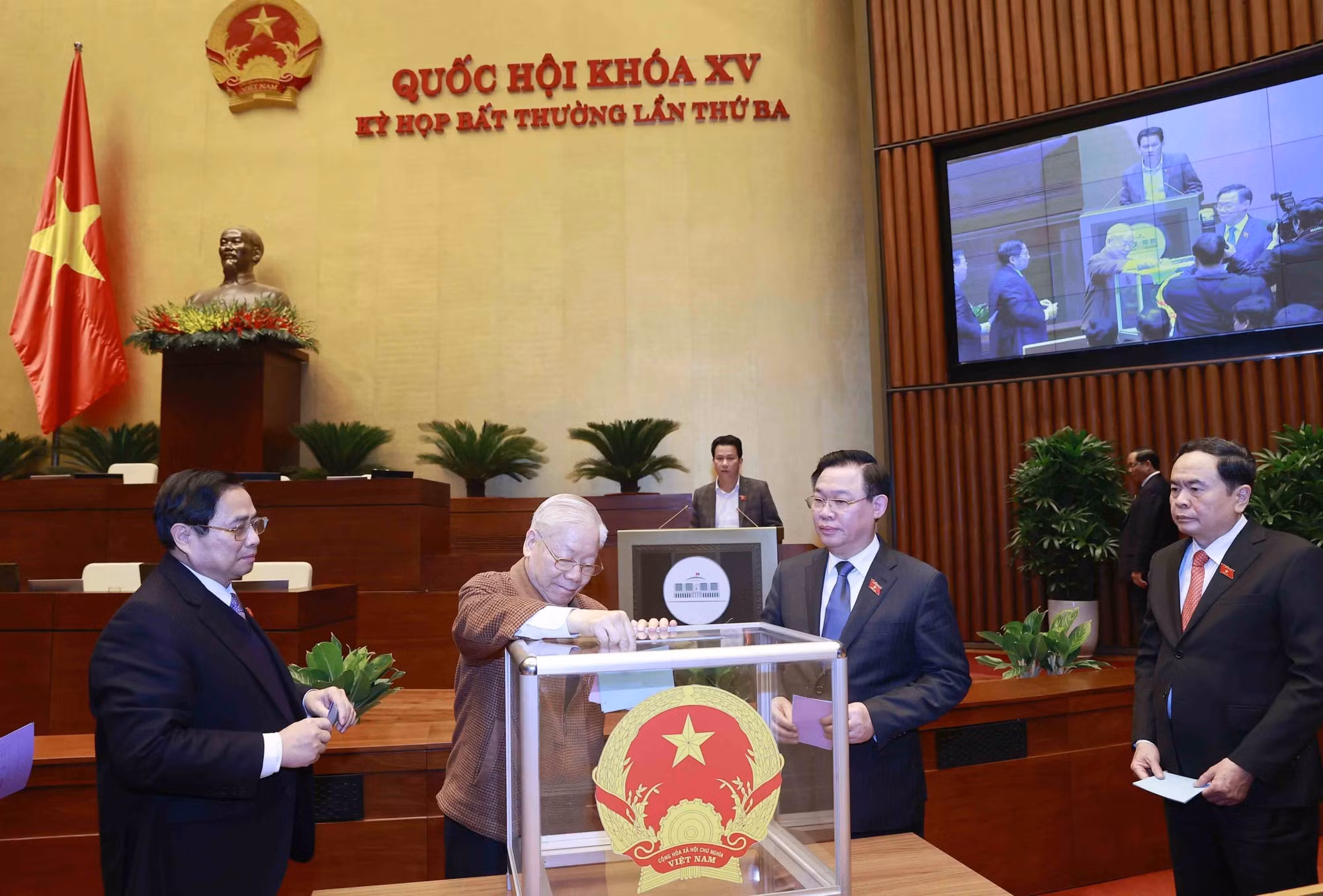 Quốc hội thông qua Nghị quyết miễn nhiệm chức vụ Chủ tịch nước, cho thôi nhiệm vụ đại biểu Quốc hội đối với ông Nguyễn Xuân Phúc ảnh 1