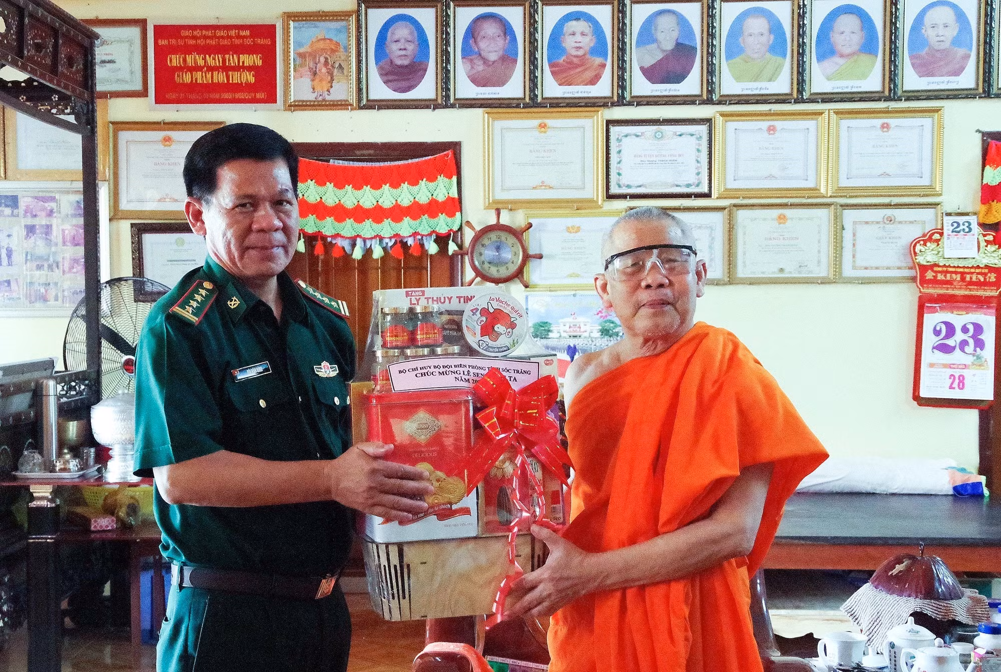 Bộ đội Biên phòng Sóc Trăng thăm, tặng quà sư sãi đồng bào Khmer dịp Lễ Sen Dolta ảnh 2