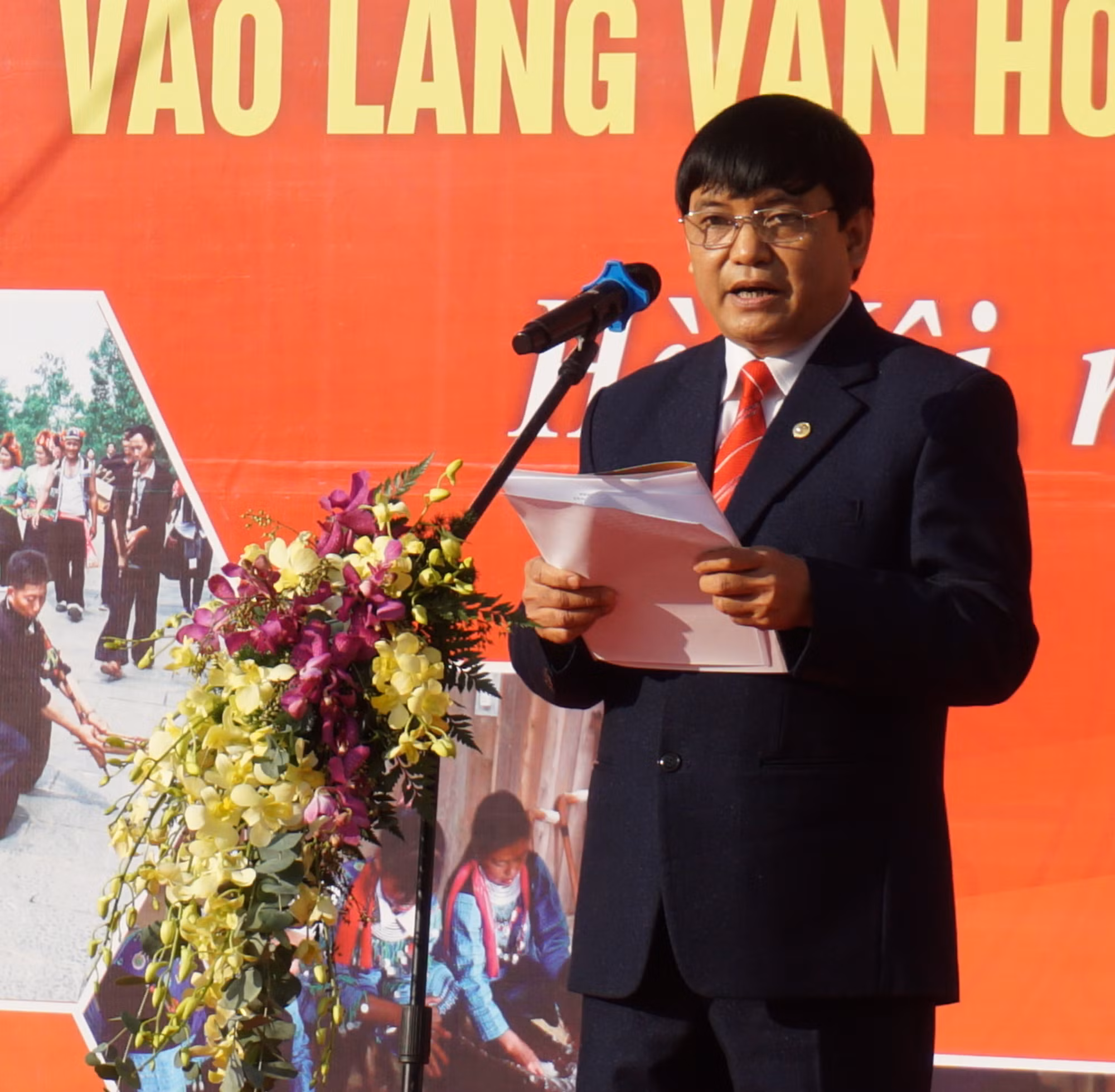 Khai mạc Triển lãm ảnh “Các hoạt động của Mặt trận Tổ quốc Việt Nam và Quy hoạch các khu chức năng kêu gọi xúc tiến đầu tư vào Làng Văn hóa - Du lịch các dân tộc Việt Nam” ảnh 1