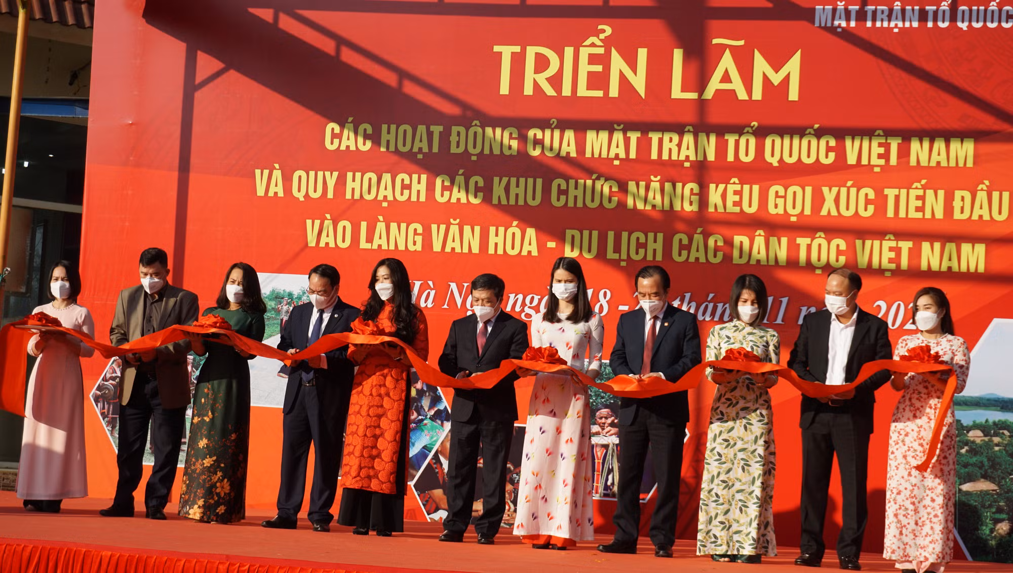 Khai mạc Triển lãm ảnh “Các hoạt động của Mặt trận Tổ quốc Việt Nam và Quy hoạch các khu chức năng kêu gọi xúc tiến đầu tư vào Làng Văn hóa - Du lịch các dân tộc Việt Nam” ảnh 2