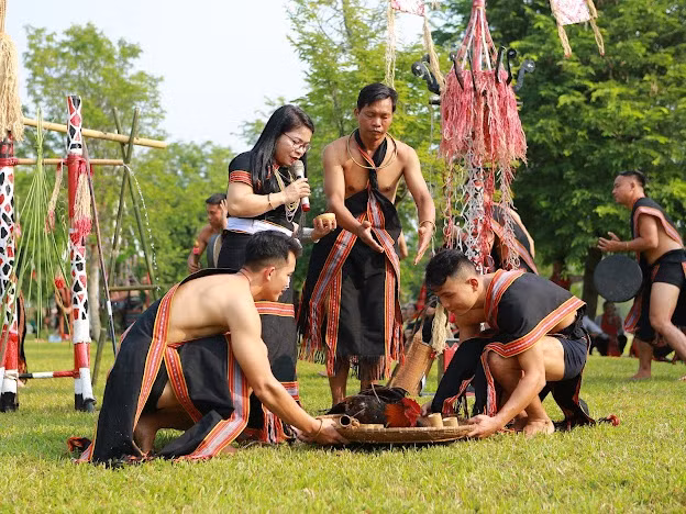 Tái hiện lễ cúng máng nước của đồng bào Ca Dong ảnh 1 Tái hiện lễ cúng máng nước của đồng bào Ca Dong ảnh 1