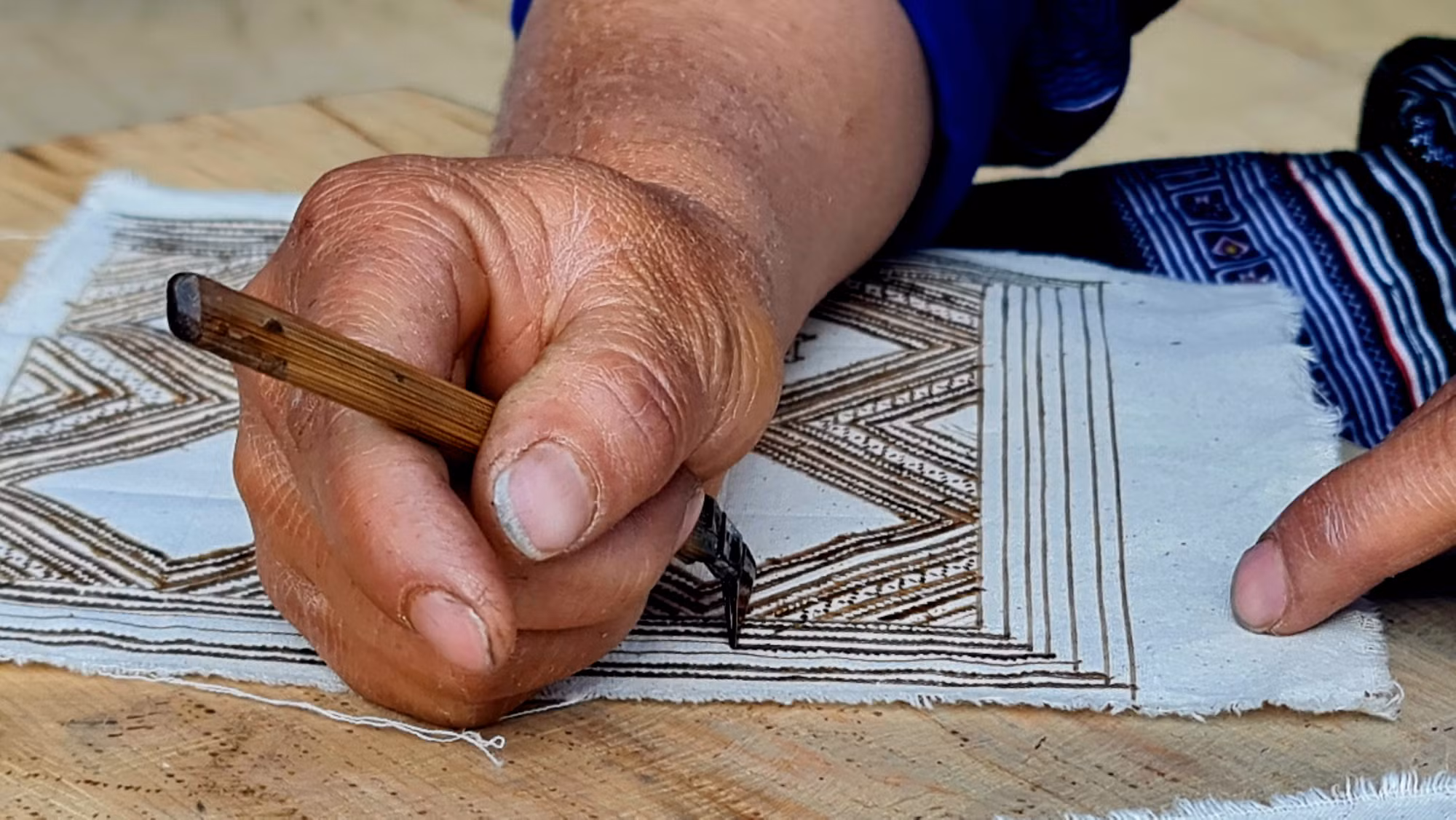 Đặc sắc nghệ thuật vẽ sáp ong trên vải lanh của đồng bào Mông ảnh 8