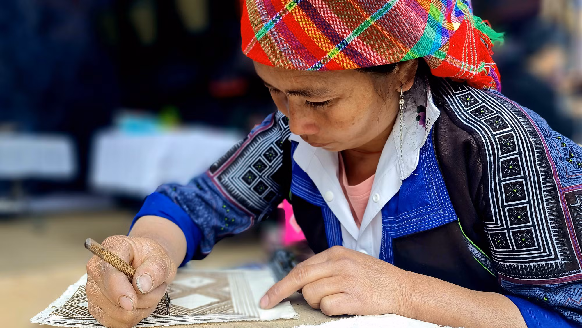 Đặc sắc nghệ thuật vẽ sáp ong trên vải lanh của đồng bào Mông