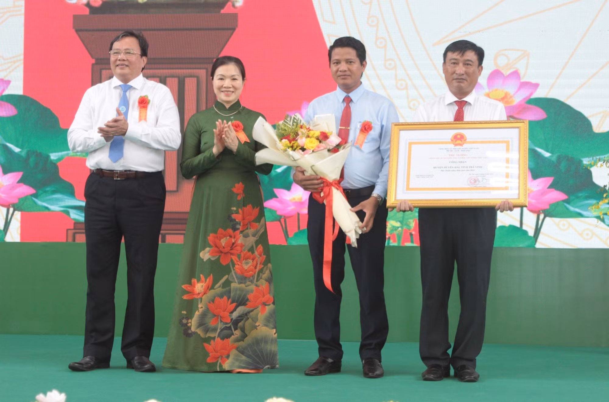 Huyện Duyên Hải đón bằng công nhận đạt chuẩn nông thôn mới ảnh 2
