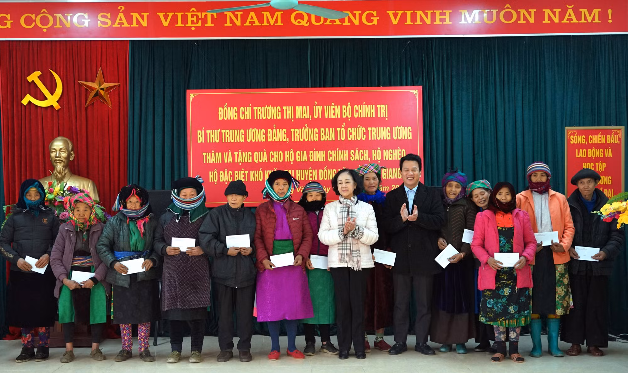 Đồng chí Trương Thị Mai thăm, tặng quà gia đình chính sách và học sinh dân tộc thiểu số có hoàn cảnh khó khăn tại Hà Giang ảnh 2