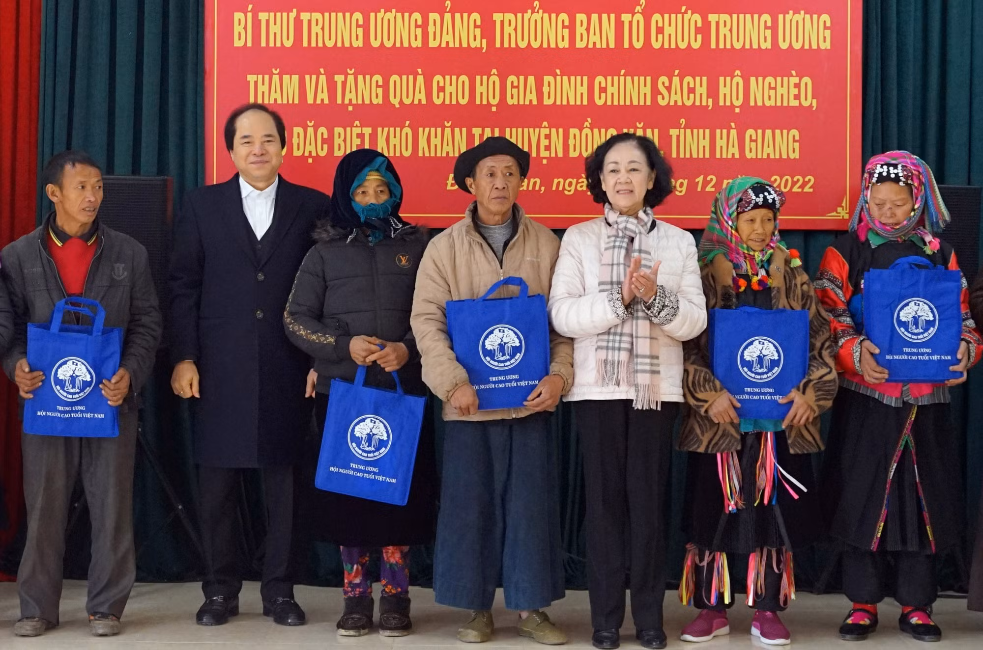 Đồng chí Trương Thị Mai thăm, tặng quà gia đình chính sách và học sinh dân tộc thiểu số có hoàn cảnh khó khăn tại Hà Giang ảnh 6