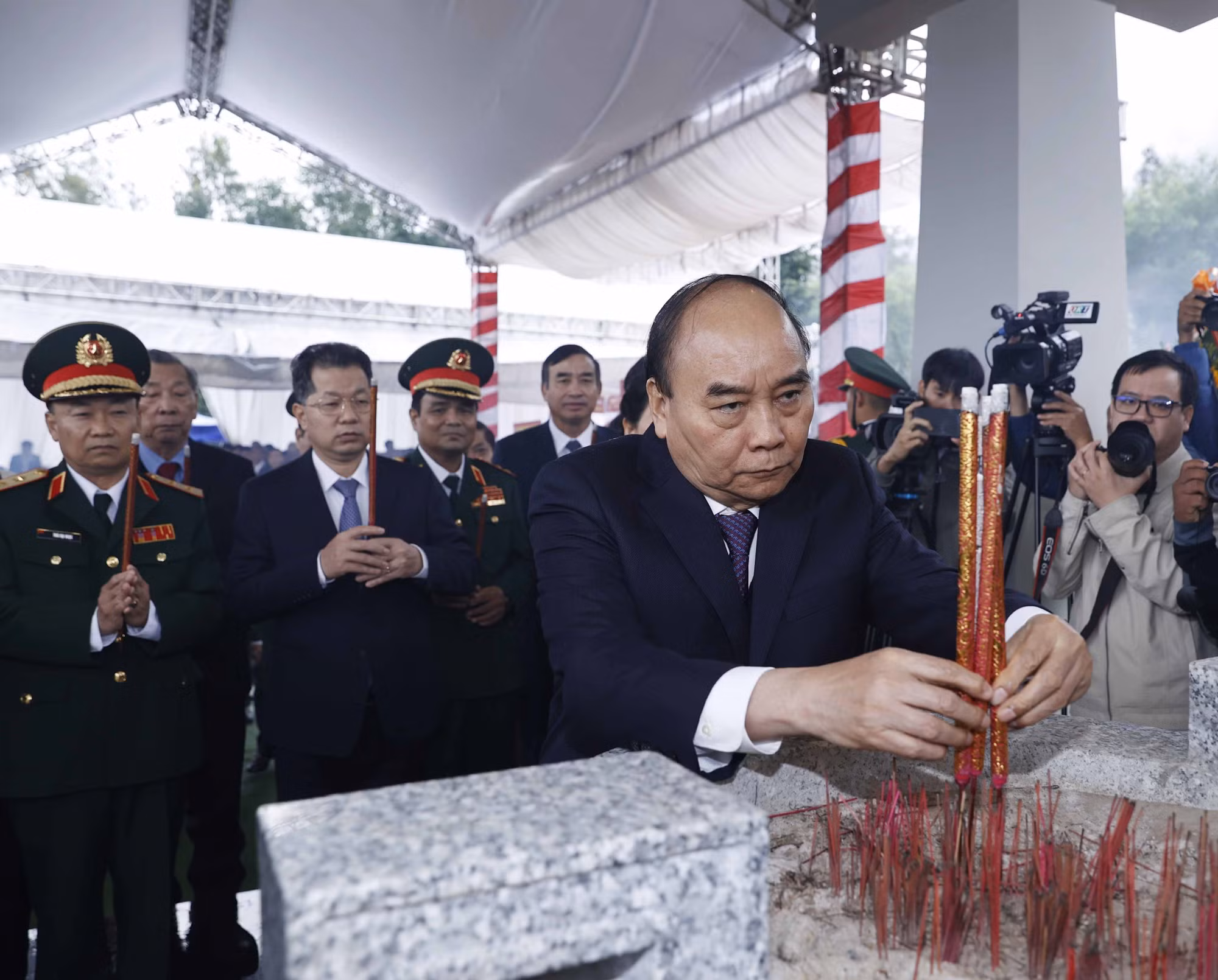 Chủ tịch nước Nguyễn Xuân Phúc và các đại biểu dâng hương tại Khu tưởng niệm Hòn Tàu - Đèo Le. Ảnh: Thống Nhất – TTXVN 