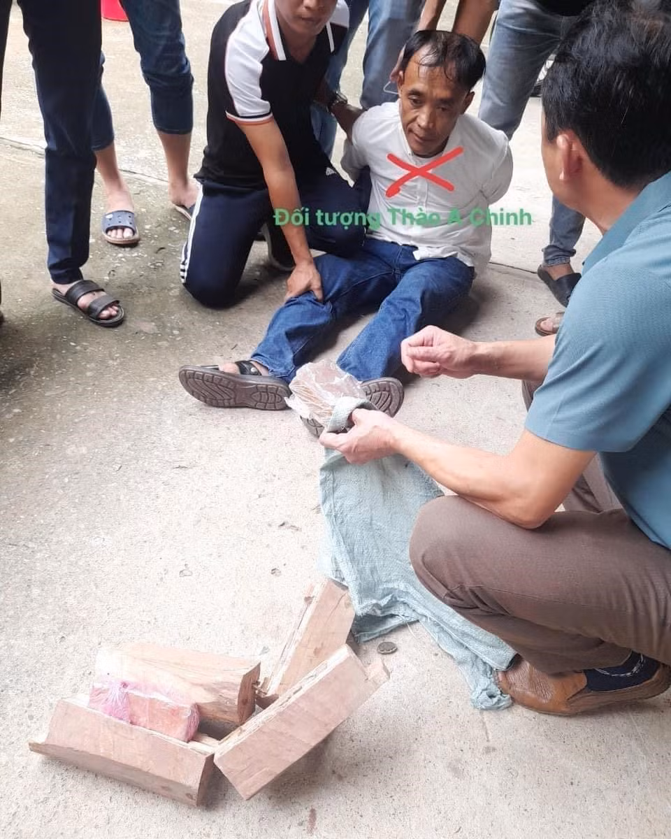 Bắt hai đối tượng Thào A Chinh và Giàng A Chùa, thu giữ hai bánh heroin ảnh 1