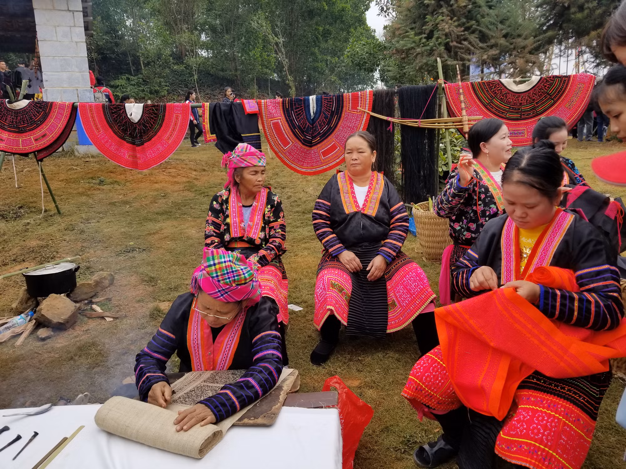 Đồng bào dân tộc Mông giới thiệu các công đoạn dệt thổ cẩm truyền thống tại Làng Văn hóa - Du lịch các dân tộc Việt Nam. Ảnh: Hoàng Hải 