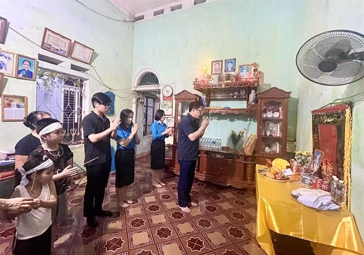 Đại diện Ban Cán sự Đảng Bộ Giáo dục và Đào tạo thăm hỏi gia đình cô giáo tử nạn trên đường đến trường ảnh 1