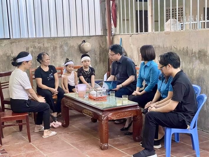 Đại diện Ban Cán sự Đảng Bộ Giáo dục và Đào tạo thăm hỏi gia đình cô giáo tử nạn trên đường đến trường ảnh 2