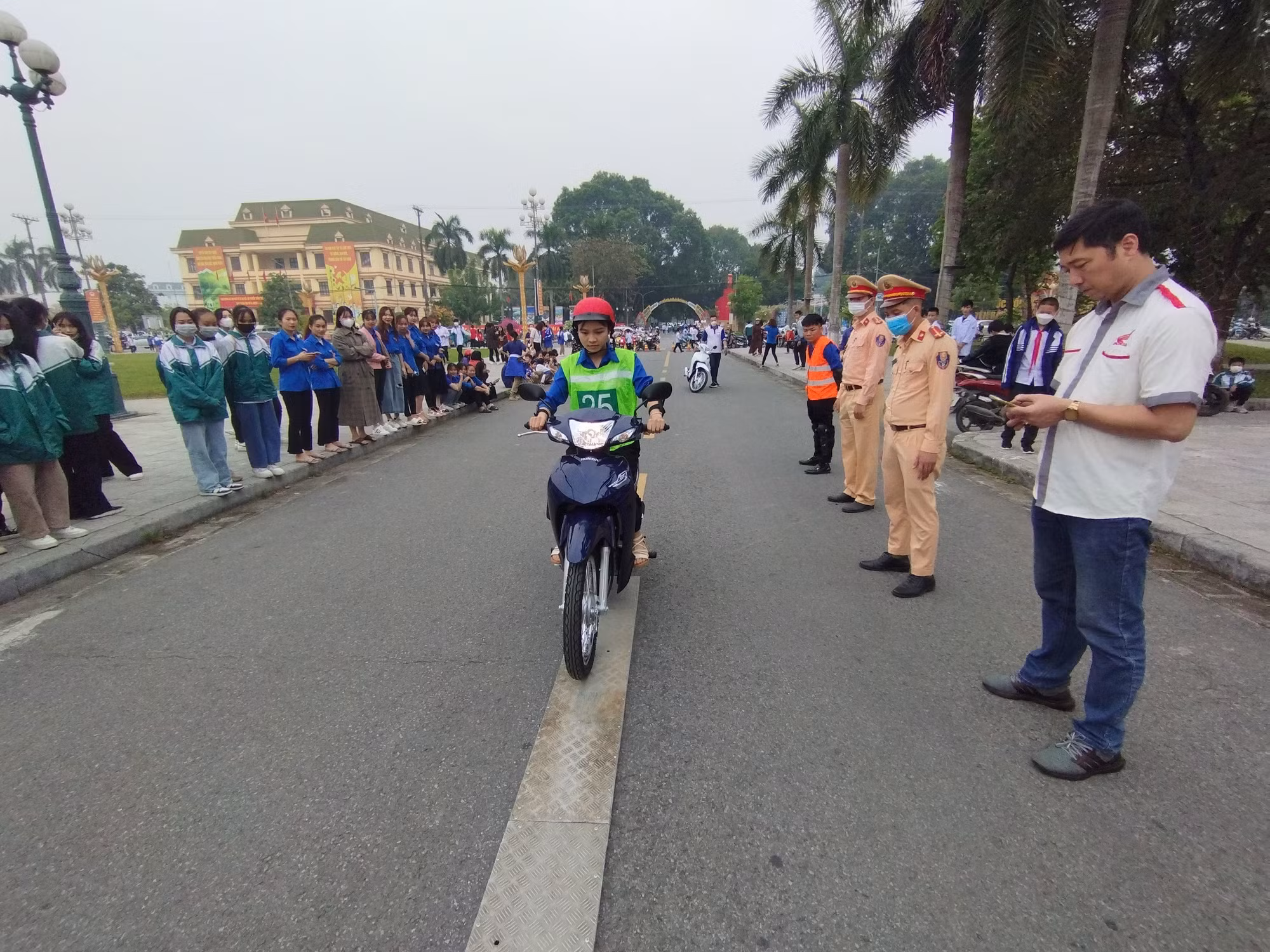 Yên Bái: Thanh niên đi đầu trong tuyên truyền xây dựng văn hóa giao thông ảnh 4